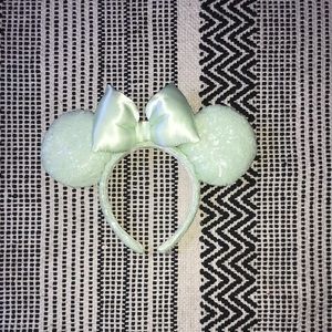 Minnie Mouse sequined ear headband